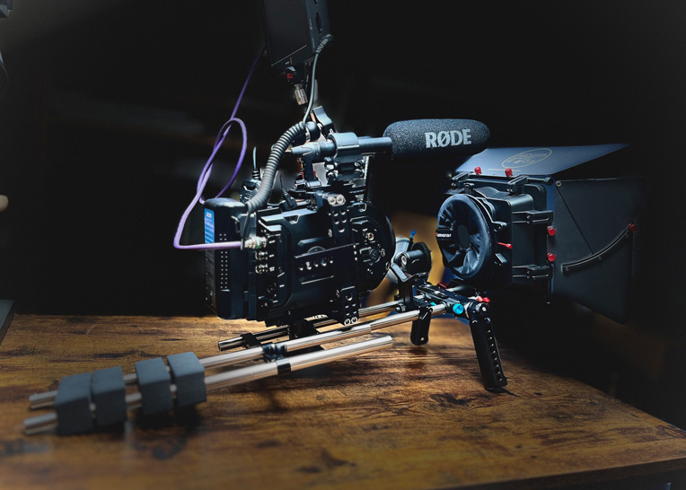Blackmagic URSA Mini Pro – Rig von der Seite